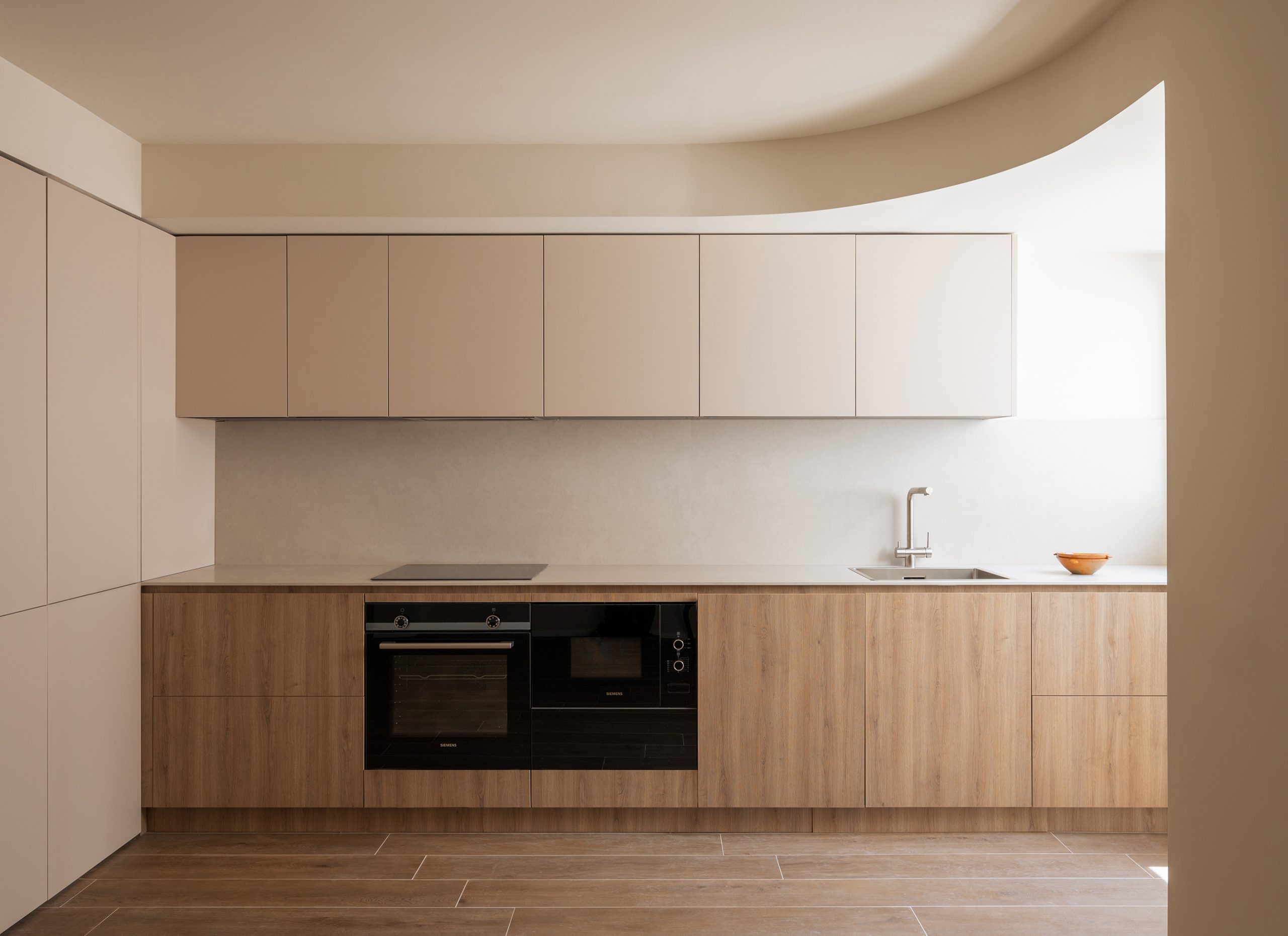 Techos curvos. Arquitectura minimalista y cálida. Warm materials in architecture. White furniture