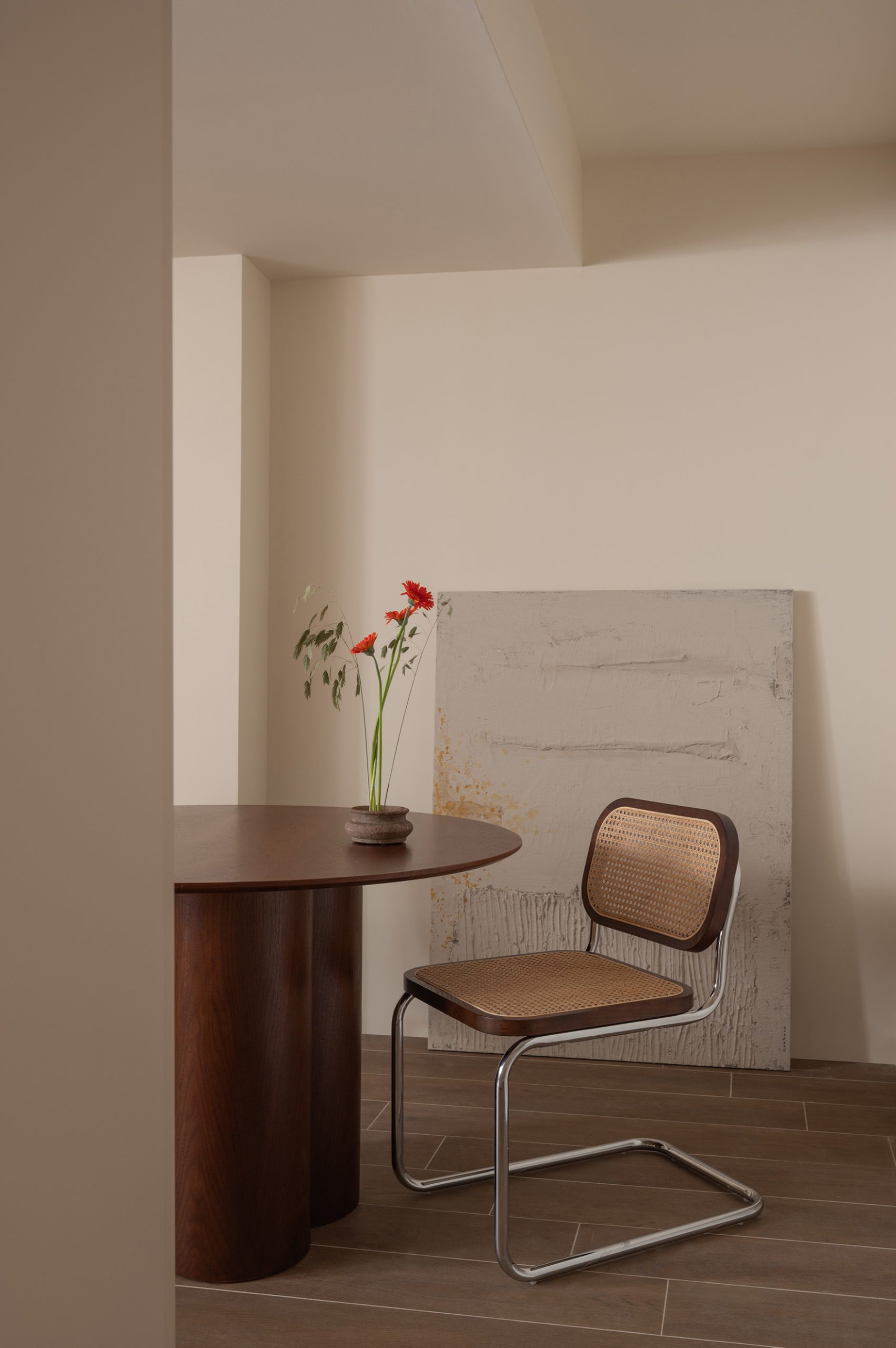 Techos curvos. Arquitectura minimalista y cálida. Warm materials in architecture. White furniture