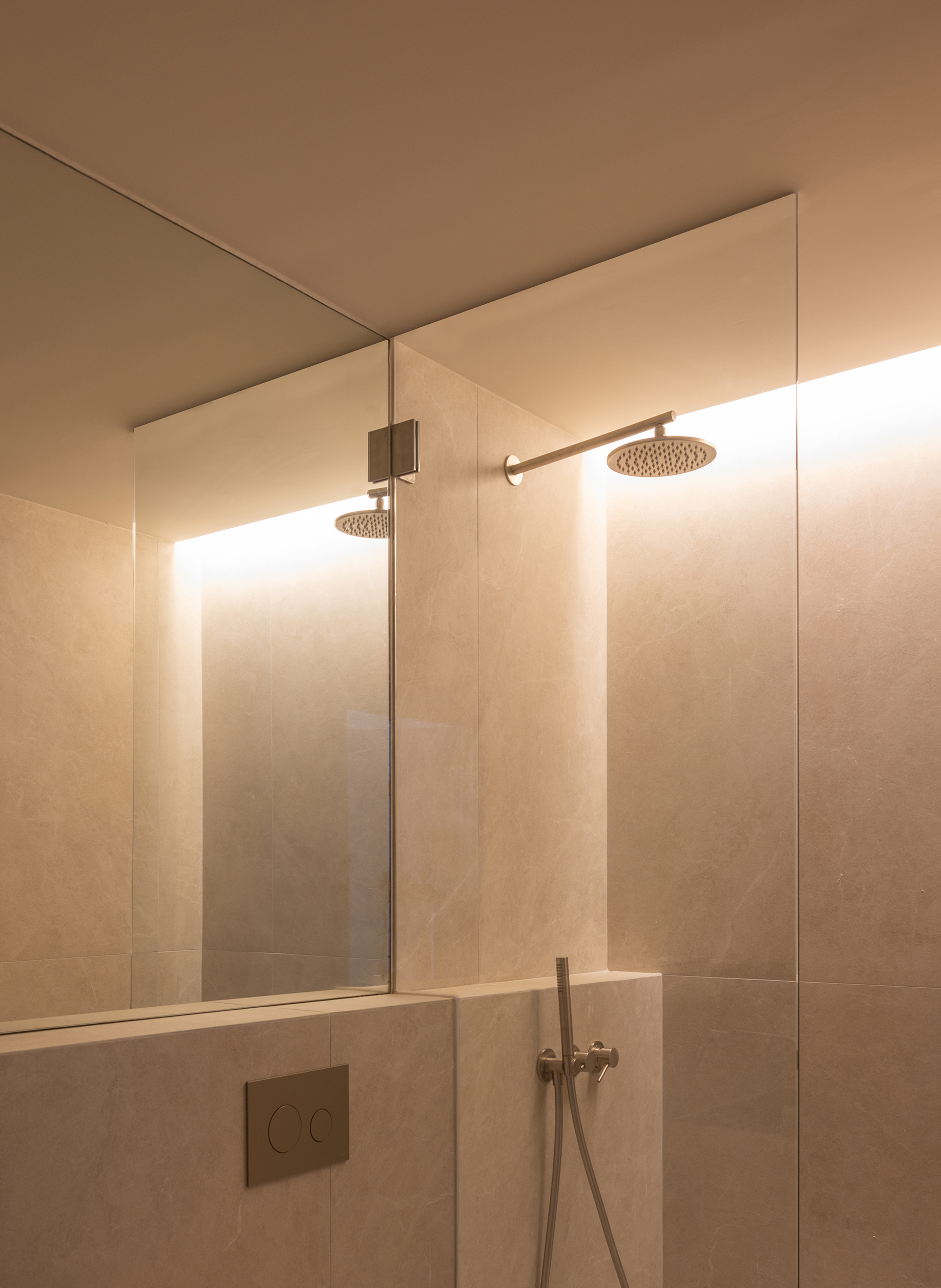 Baño. Techos curvos. Arquitectura minimalista y cálida. Warm materials in architecture. White furniture