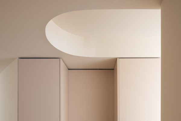 Techos curvos. Arquitectura minimalista y cálida. Warm materials in architecture. White furniture