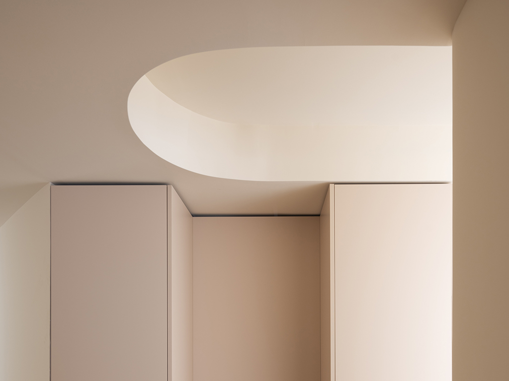 Techos curvos. Arquitectura minimalista y cálida. Warm materials in architecture. White furniture