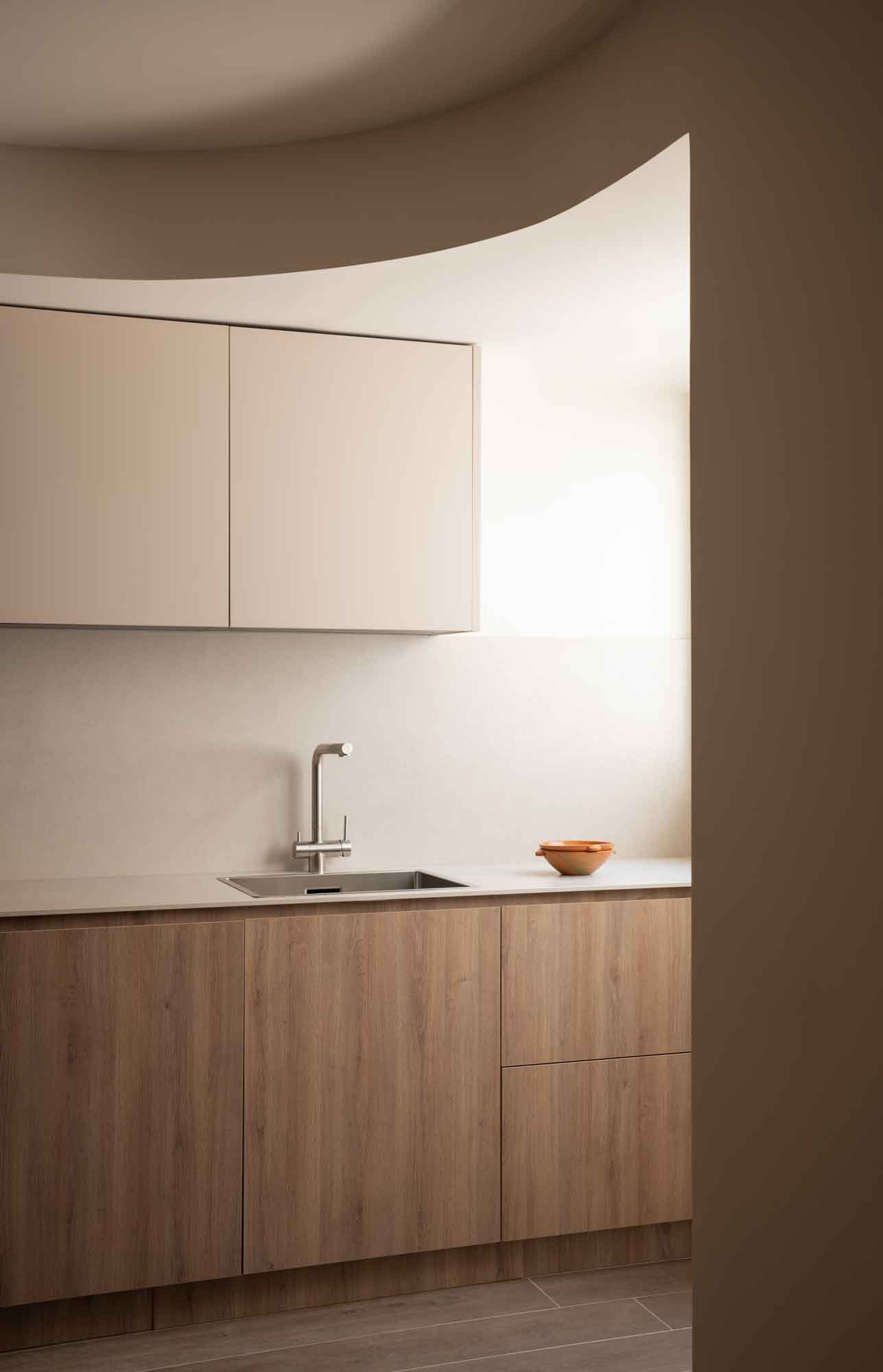 Techos curvos. Arquitectura minimalista y cálida. Warm materials in architecture. White furniture