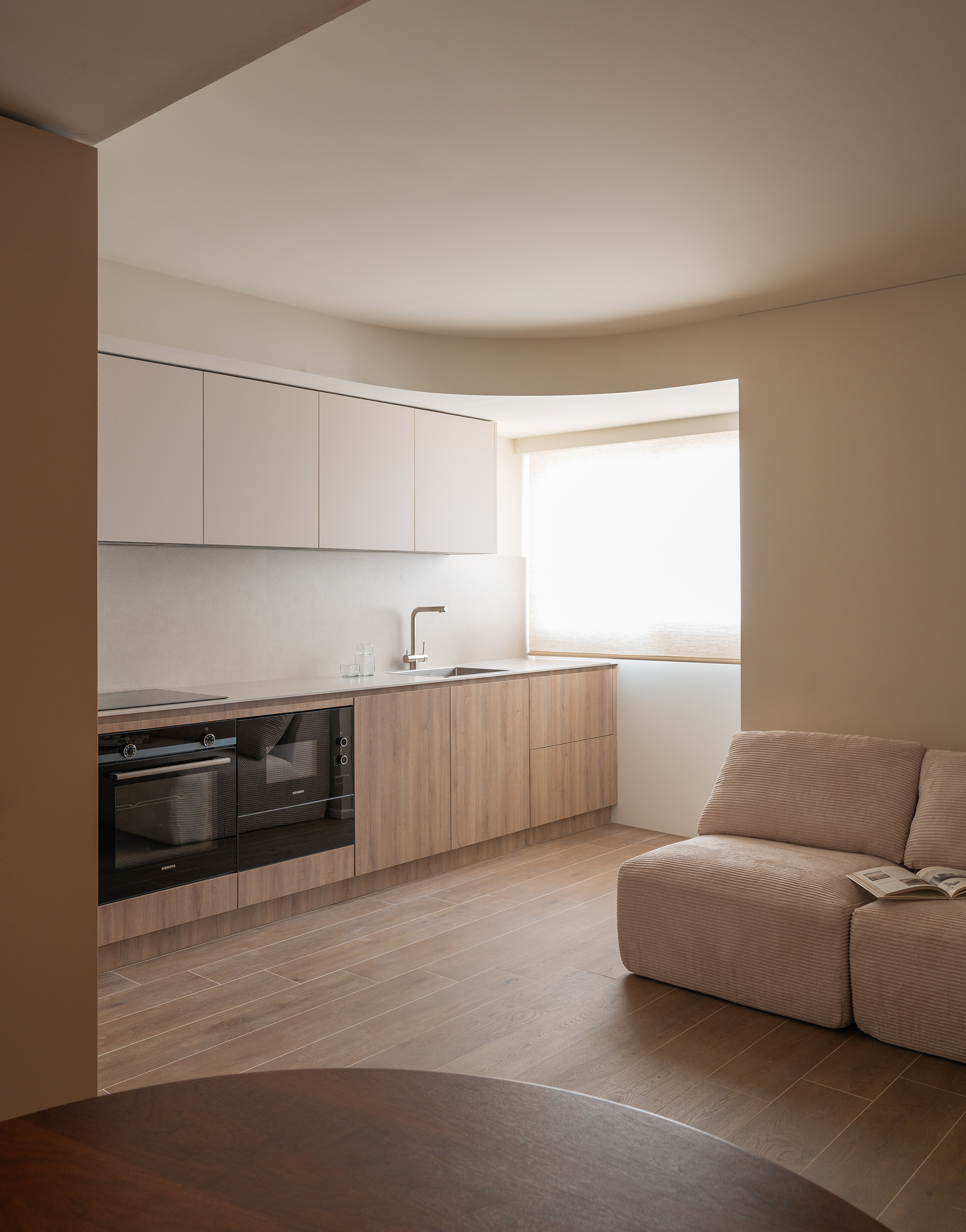 Techos curvos. Arquitectura minimalista y cálida. Warm materials in architecture. White furniture