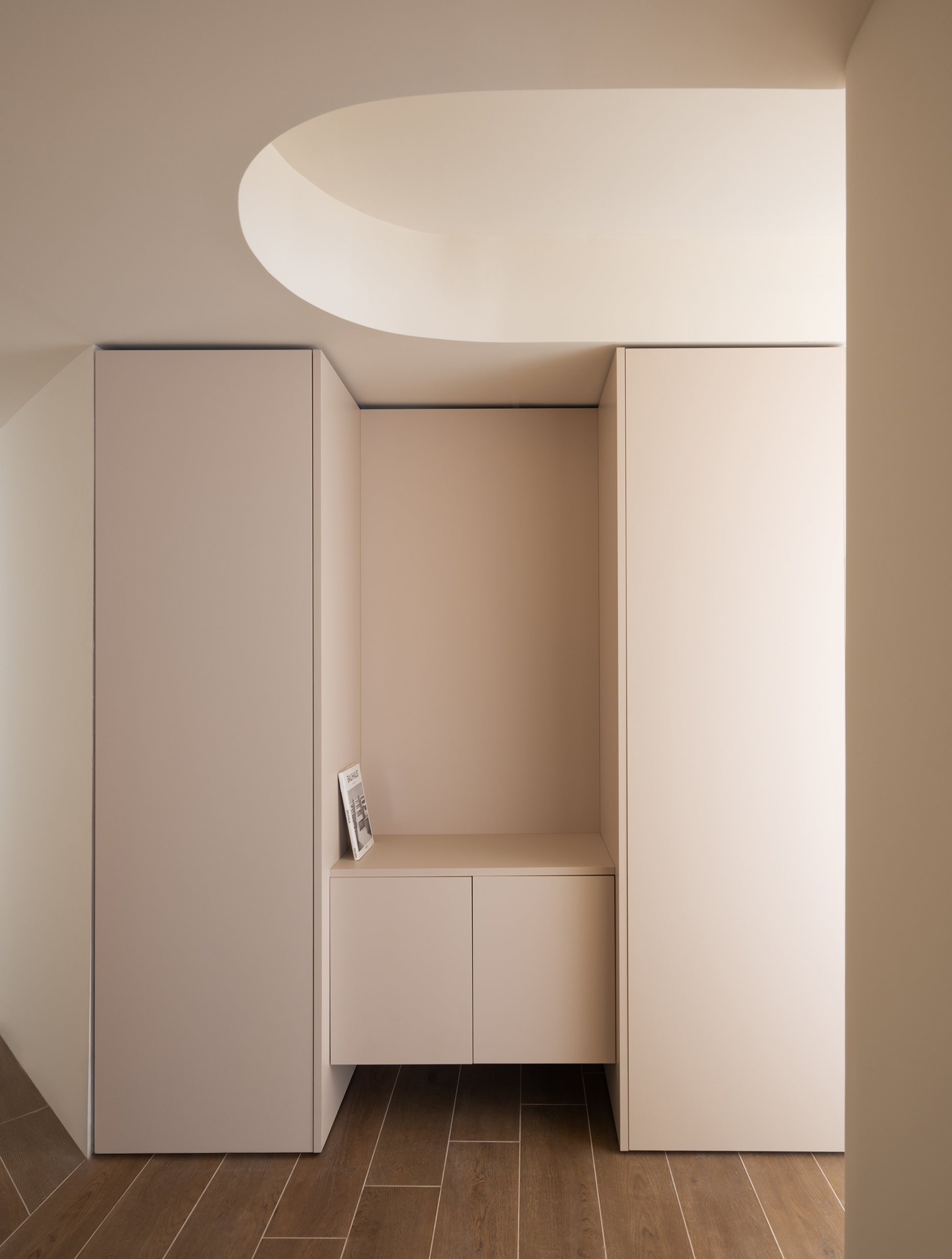 Techos curvos. Arquitectura minimalista y cálida. Warm materials in architecture. White furniture