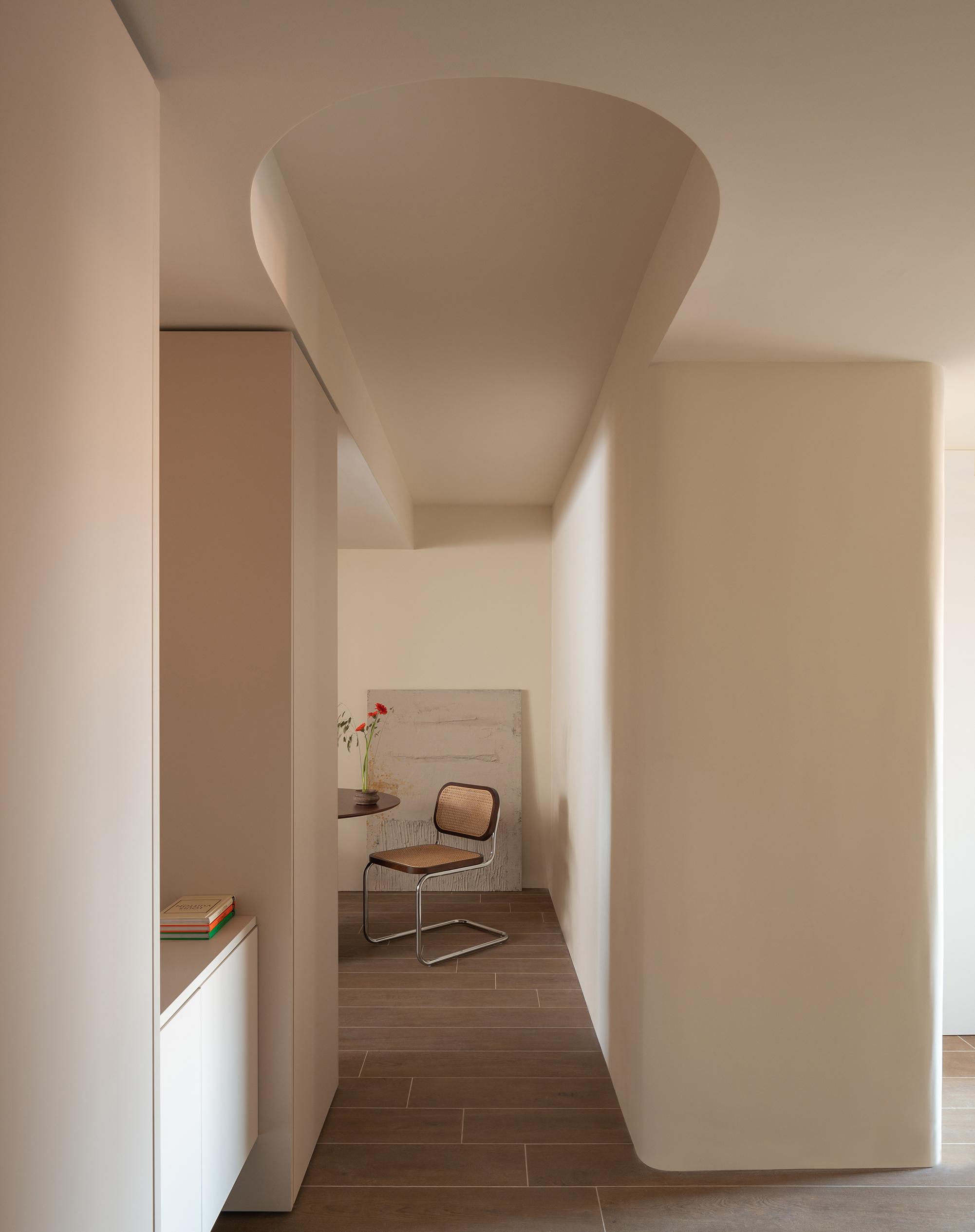 Techos curvos. Arquitectura minimalista y cálida. Warm materials in architecture. White furniture