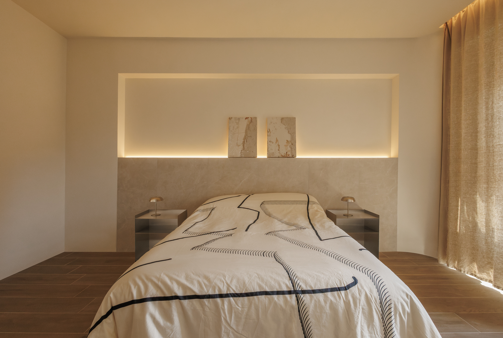 Techos curvos. Arquitectura minimalista y cálida. Warm materials in architecture. White furniture